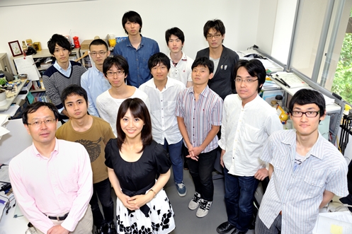 2013年度の平野研究室メンバーと広瀬さんの写真